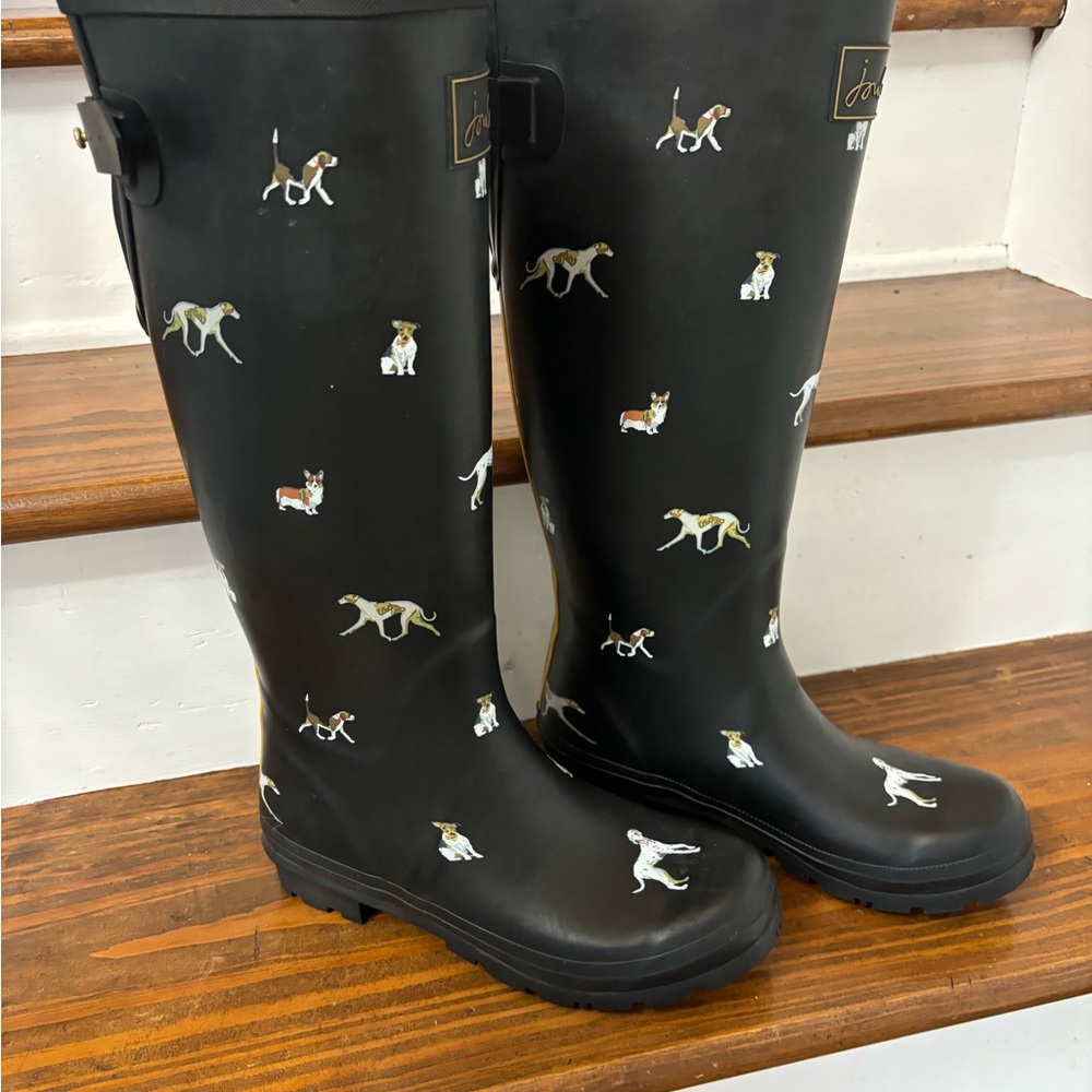 Joules tall Welly print rain boots us size 8. EUC black with cute dog print.
